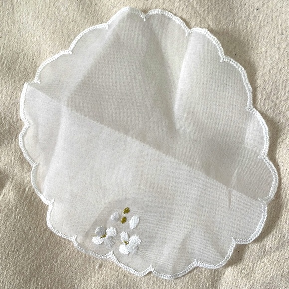 Hand made White Floral Embroidered Tablecloth Doily Set 5 Pcs Round and Oval - Picture 3 of 4
